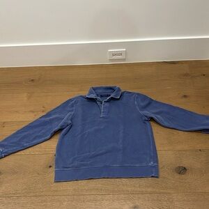 Vineyard vines, sweatshirt, material collar shirt in a light blue.